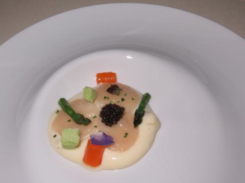 Carpaccio de vieiras em espuma de batata fumada, espargos e caviar
