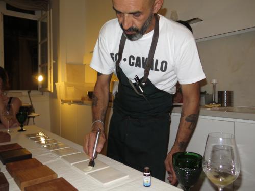 Hugo Brito pincelando com ess&ecirc;ncia de eucalipto