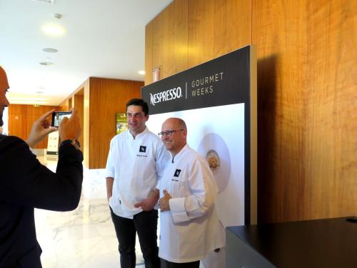 Ricardo Afonso, Marketing Manager do Conrad Algarve, gravando um vídeo com Heinz Beck e Ricardo Costa Ricardo Afonso, Marketing Manager do Conrad Algarve, gravando um vídeo com Heinz Beck e Ricardo Costa