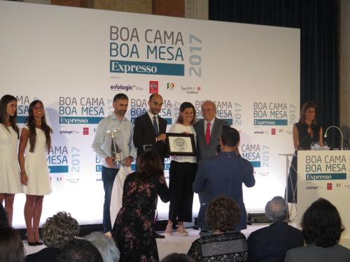 No Pal&aacute;cio Nacional da Ajuda, Francisco Pinto Balsem&atilde;o e Paulo Alexandre Ferreira (Secret&aacute;rio de Estado Adjunto e do Com&eacute;rcio) entregam o pr&eacute;mio Garfo de Platina 2017 aos propriet&aacute;rios do LOCO, Sara Gomes e o chef Alexandre Silva