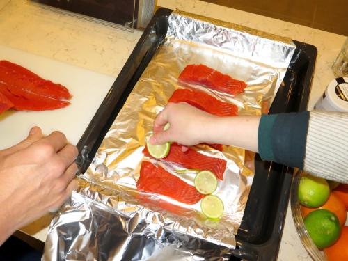 Salmão... já cortado e prestes a ir para o forno Salmão... já cortado e prestes a ir para o forno