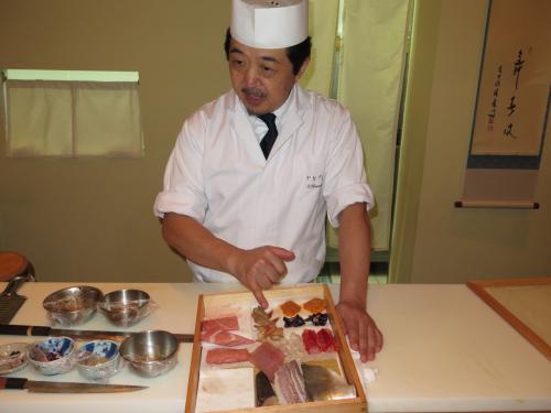 Tomoaki Kanazawa apresentando o peixe e marisco do dia Tomoaki Kanazawa apresentando o peixe e marisco do dia