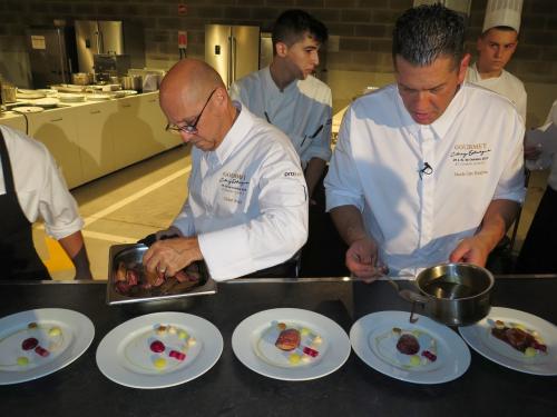 Heinz Beck empratando o pombo e Jacob Jan Boerma servindo o saboroso jus com imensa avel&atilde;