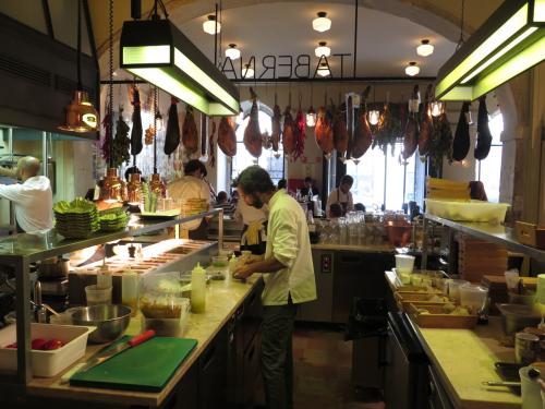 José Avillez na cozinha aberta da TABERNA do BAIRRO DO AVILLEZ José Avillez na cozinha aberta da TABERNA do BAIRRO DO AVILLEZ