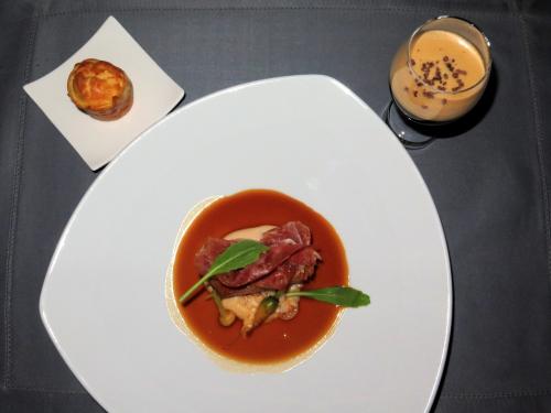 Presa assada na brasa, presunto, molho de feijoada e bola de Morcela... com cocktail de café Presa assada na brasa, presunto, molho de feijoada e bola de Morcela... com cocktail de café