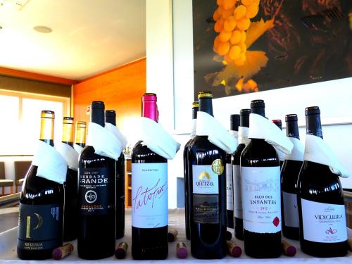 Tintos de excelência da Vidigueira: Pousio Reserva 2013, Herdade Grande Gerações 2012, Pato Frio 2013, Quinta do Quetzal Reserva 2011, Paço dos Infantes 2012, Vidigueira Grande Escolha 2014 Tintos de excelência da Vidigueira: Pousio Reserva 2013, Herdade Grande Gerações 2012, Pato Frio 2013, Quinta do Quetzal Reserva 2011, Paço dos Infantes 2012, Vidigueira Grande Escolha 2014
