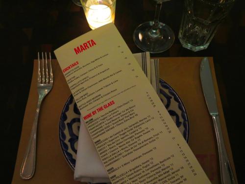 mesa... na pizzaria MARTA mesa... na pizzaria MARTA