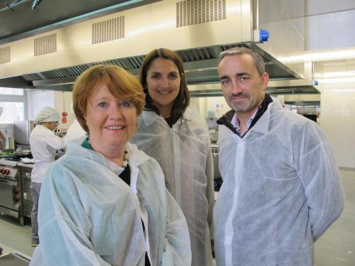 Sabine Blarel, Embaixatriz de França em Portugal; Verónica Braz, Air France; Vincent Farges, chef da FORTALEZA DO GUINCHO Sabine Blarel, Embaixatriz de França em Portugal; Verónica Braz, Air France; Vincent Farges, chef da FORTALEZA DO GUINCHO