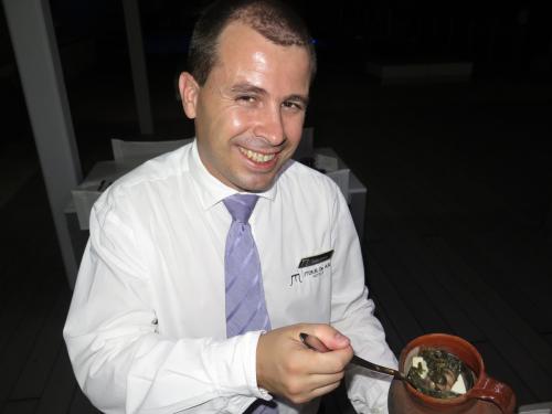João Silva e o cântaro de barro em que é feita a sopa de beldroegas João Silva e o cântaro de barro em que é feita a sopa de beldroegas