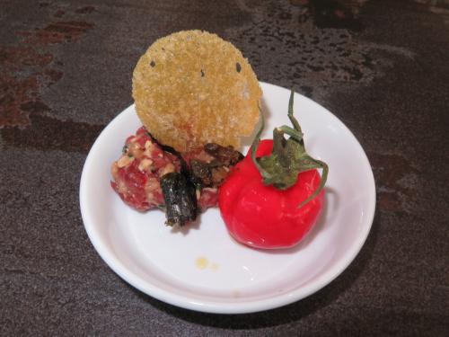 Tártaro de vaca maturada e o falso tomate Tártaro de vaca maturada e o falso tomate