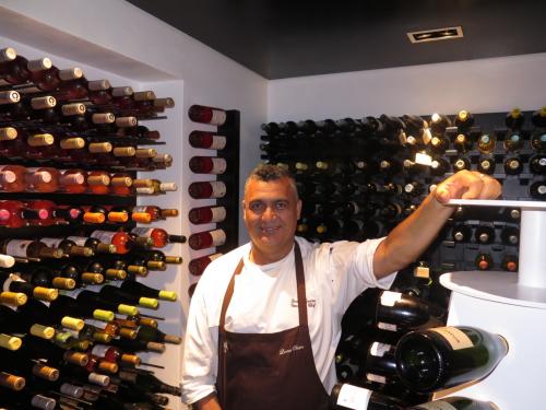 Leonel Pereira na segunda sala da garrafeira, junto a uma pirâmide para 150 garrafas de Champagne Leonel Pereira na segunda sala da garrafeira, junto a uma pirâmide para 150 garrafas de Champagne