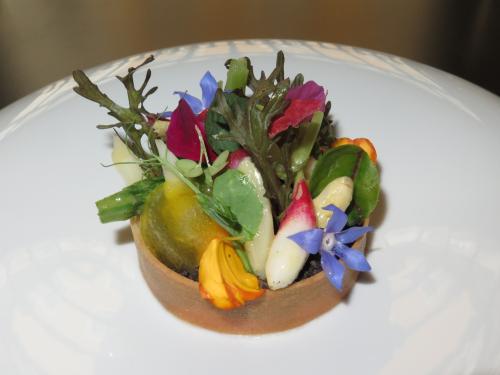 Jardim do Chef, legumes, ervas, flores, crumble de granola e espuma de queijo