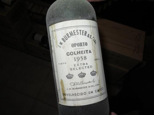 Rodrigo Saragga e o Burmester Porto Colheita 1958, atualmente servido a copo no restaurante Rodrigo Saragga e o Burmester Porto Colheita 1958, atualmente servido a copo no restaurante