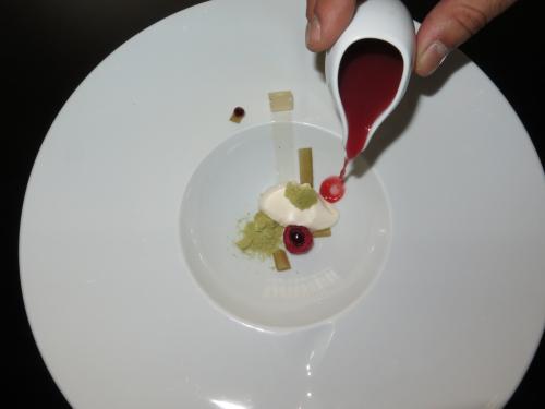 Sopa gelada de ruibarbo, gelado de mascarpone, pist&aacute;cio e fava tonka da Amaz&oacute;nia