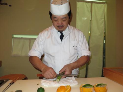 Tomoaki Kanazawa e a raiz da planta Wasabia Japonica
