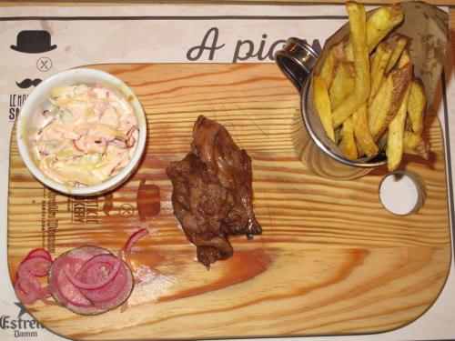 Pastrami com Coleslaw e Batata Rústica Pastrami com Coleslaw e Batata Rústica