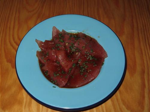 Atum marinado com molho picante e cebolinho Atum marinado com molho picante e cebolinho
