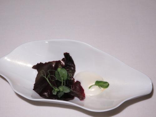 Crocante de cereja do Fundão e iogurte aromatizado com cardamomo Crocante de cereja do Fundão e iogurte aromatizado com cardamomo