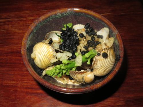 Berbigão de Aveiro, broccolini, tempura de tinta de (pata) choco – Hugo Brito Berbigão de Aveiro, broccolini, tempura de tinta de (pata) choco – Hugo Brito
