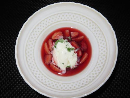 Morangos biológicos e gelado de leite de cabra Morangos biológicos e gelado de leite de cabra