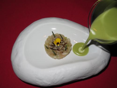 T&aacute;rtaro de l&iacute;rio sobre creme de am&ecirc;ndoa e gaspacho verde