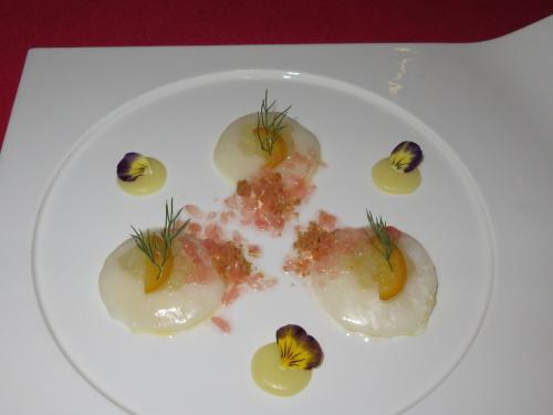 Carpaccio de vieiras marinado com gengibre, pur&eacute; de ma&ccedil;&atilde; &lsquo;Beiras&rsquo;, kumquat e peda&ccedil;os de am&ecirc;ndoa