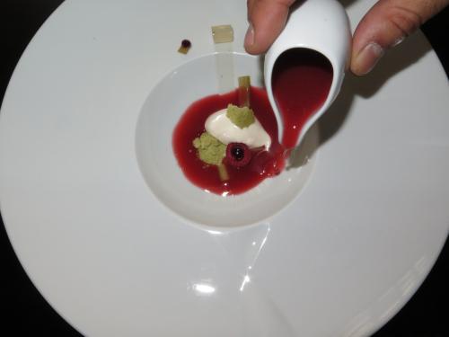 Sopa gelada de ruibarbo, gelado de mascarpone, pist&aacute;cio e fava tonka da Amaz&oacute;nia
