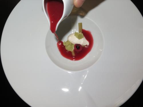 Sopa gelada de ruibarbo, gelado de mascarpone, pist&aacute;cio e fava tonka da Amaz&oacute;nia