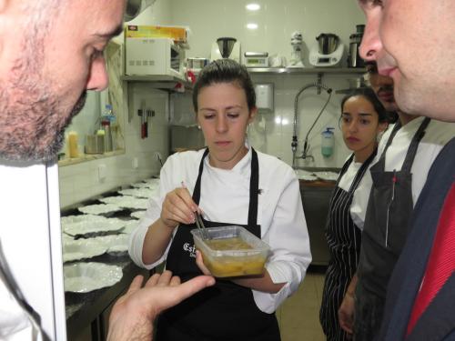 Nadia Carrasco dando a provar a Alexandre Silva e Jo&atilde;o Chambel a beringela