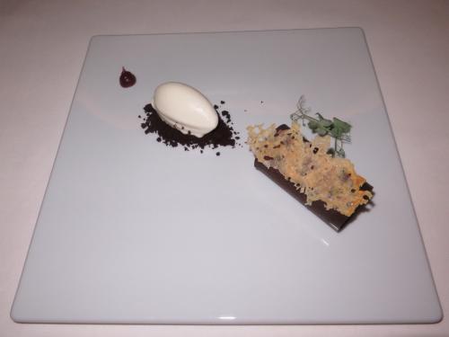 Mousse de cereja do Fundão com gelado de cerefólio e mel Mousse de cereja do Fundão com gelado de cerefólio e mel