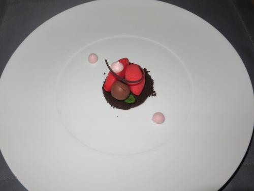 Sabl&eacute; de chocolate e sorbet de morango
