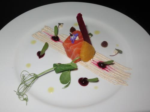 "Salmão fresco marinado com texturas de beterraba e Espresso Forte" "Salmão fresco marinado com texturas de beterraba e Espresso Forte"