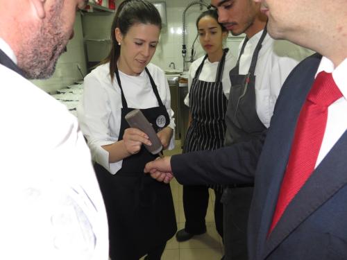 Nadia Carrasco dando a provar a Alexandre Silva e Jo&atilde;o Chambel o gel de vinagre de cidra