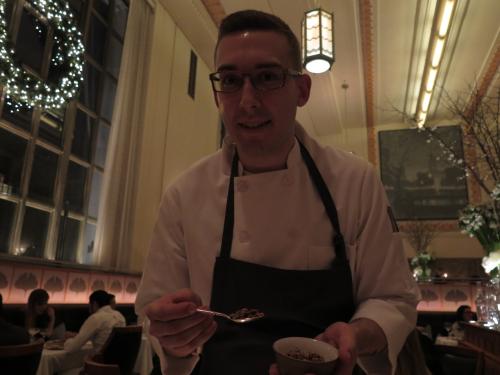 Chef Byron com as sementes de ab&oacute;bora e a aveia