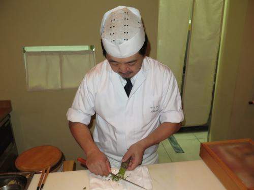 Tomoaki Kanazawa e a raiz da planta Wasabia Japonica