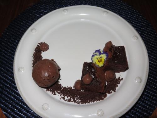 Bolo de chocolate, cacau e molho quente de avel&atilde;s