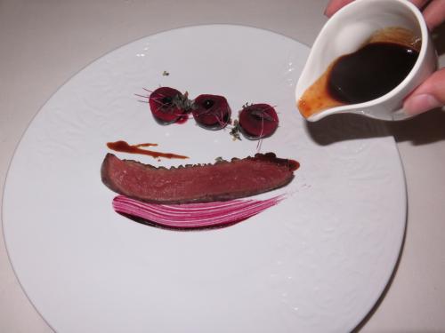 Supremo de pato com beterraba, cerejas do Fundão assadas no carvão, pele de cavala estaladiça e jus de rosas Supremo de pato com beterraba, cerejas do Fundão assadas no carvão, pele de cavala estaladiça e jus de rosas