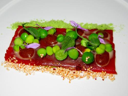 Atum, Creme de Ervilhas, Molho de Cappuccino e Flores de Alho