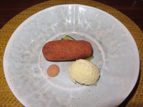Entrada – Gelado de tremoço, “ombro” de porco num croquete, kimchi e pepino Entrada – Gelado de tremoço, “ombro” de porco num croquete, kimchi e pepino