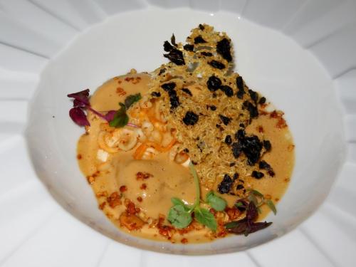 Ravioli de foie gras e Espelette / Aveludado de sardinha e lula crocante (Paulo Matias) Ravioli de foie gras e Espelette / Aveludado de sardinha e lula crocante (Paulo Matias)