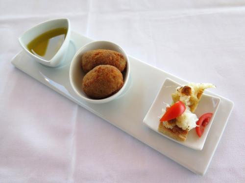 Croquetes de rabo de toiro e Mini torricados de bacalhau Croquetes de rabo de toiro e Mini torricados de bacalhau