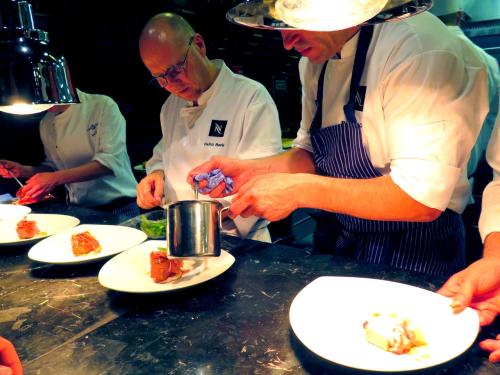 Heinz Beck empratando as folhas… depois de Ricardo Costa servir o molho de feijoada Heinz Beck empratando as folhas… depois de Ricardo Costa servir o molho de feijoada