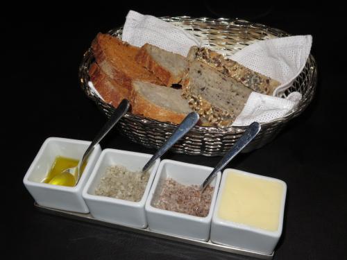 P&atilde;es, azeite, sal, manteiga
