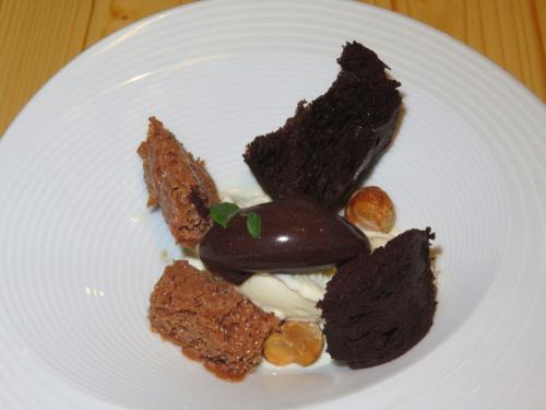 Texturas de chocolate com gelado de leitelho e poejo Texturas de chocolate com gelado de leitelho e poejo