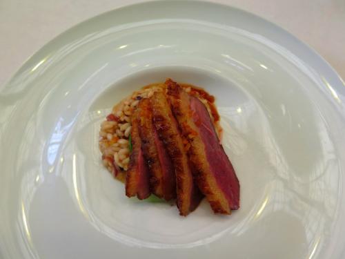 Magret de pato lacado com risotto de três cebolas e pak choi Magret de pato lacado com risotto de três cebolas e pak choi