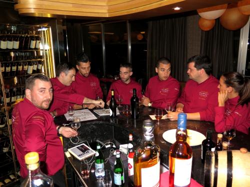 Antes do jantar, os escan&ccedil;&otilde;es fizeram a prova dos pratos e dos vinhos&hellip; e testaram as harmoniza&ccedil;&otilde;es