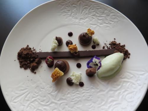 Texturas de chocolate, caramelo salgado, avel&atilde; e sorbet de hortel&atilde; chocolate
