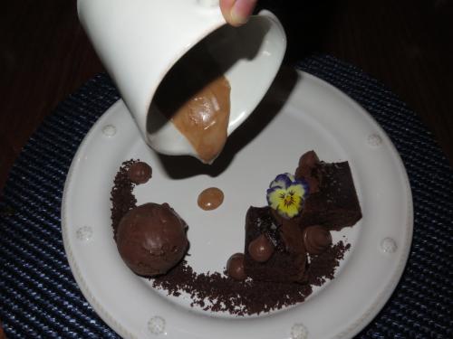 Bolo de chocolate, cacau e molho quente de avel&atilde;s