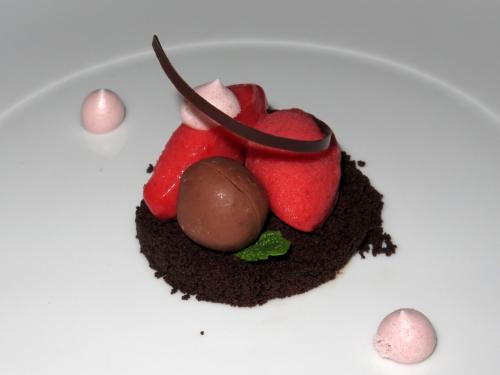 Sabl&eacute; de chocolate e sorbet de morango