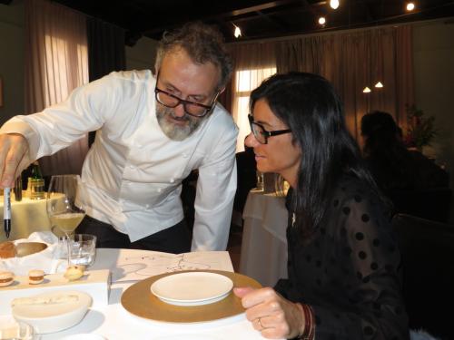 Massimo Bottura na sala da OSTERIA FRANCESCANA